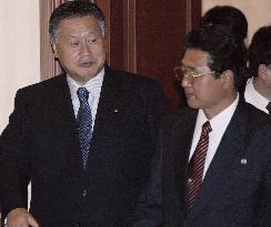 Terakoshi meets ex-premier Mori in Beijing